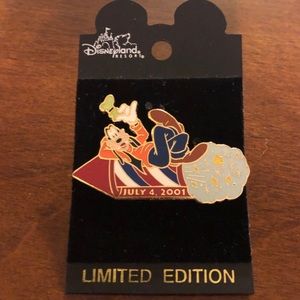 Disneyland Resort 2001 July 4th Goofy pin